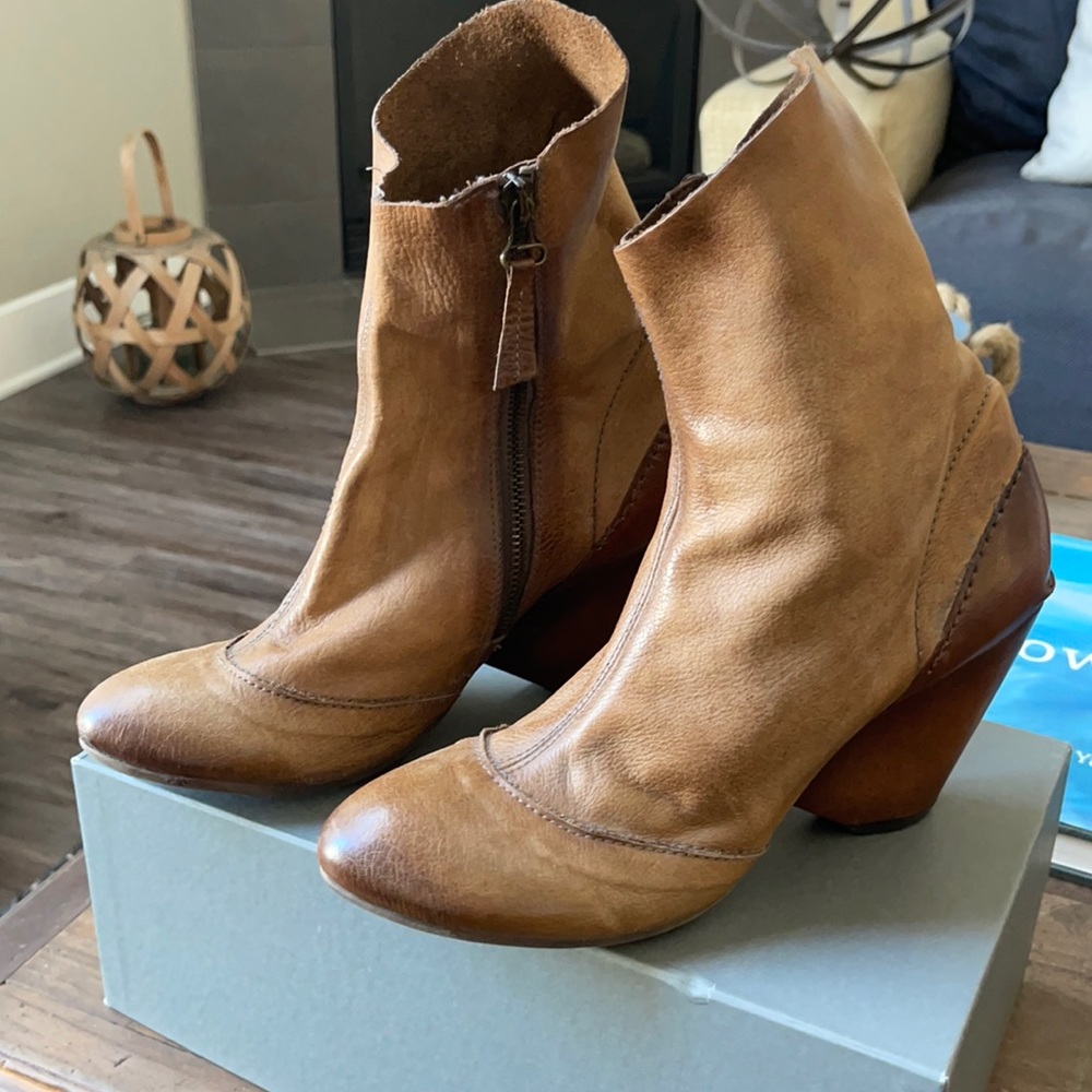 A.S.98 BOOTS side zip natural hide buttery leather boots sz 9.5